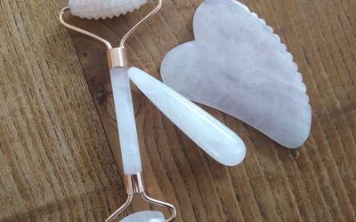 Péče o pleť – masážní váleček a gua sha kámen