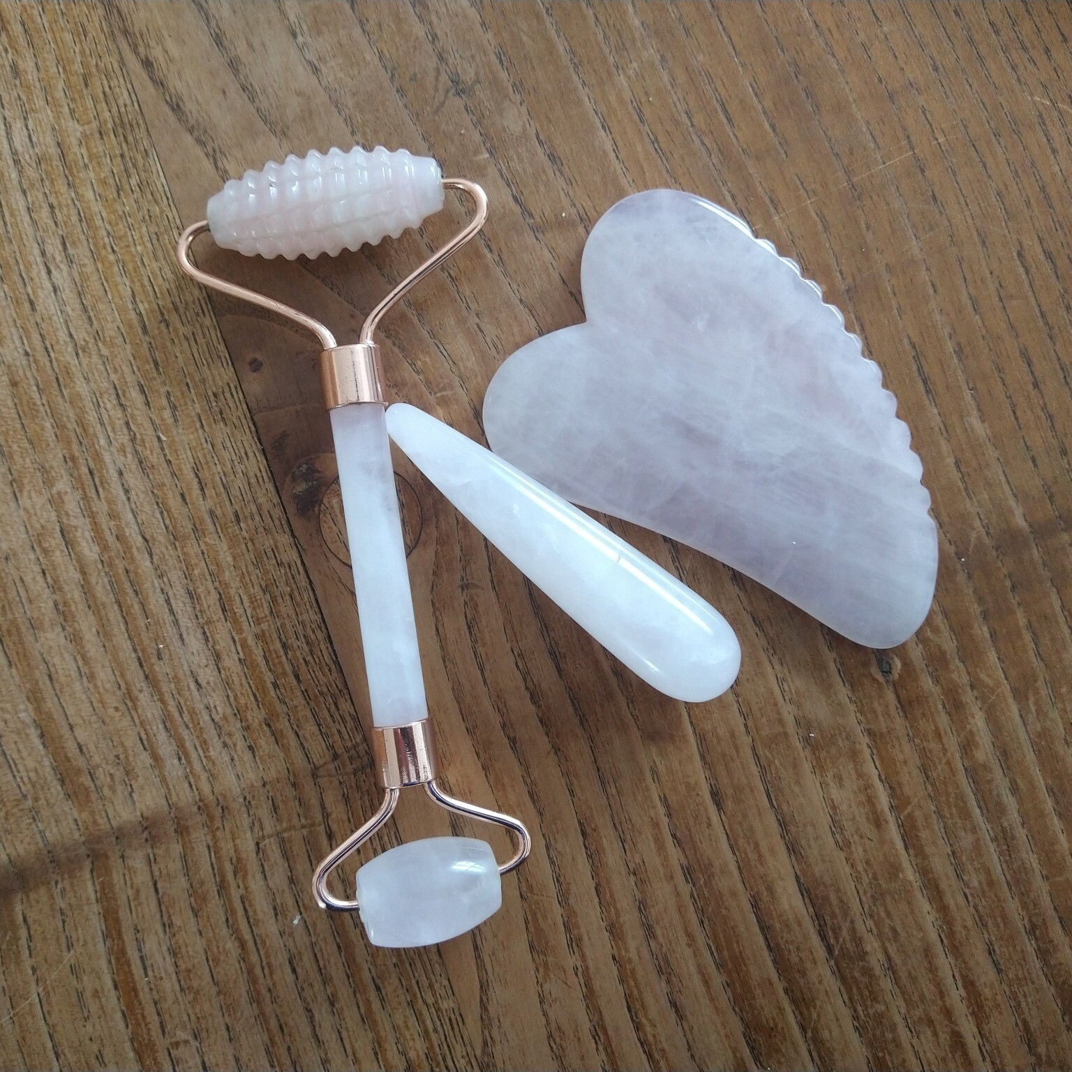 Péče o pleť – masážní váleček a gua sha kámen
